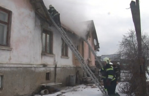 Внаслідок пожежі будинку на Львівщині, чоловік ледь не отруївся продуктами горіння (відео)