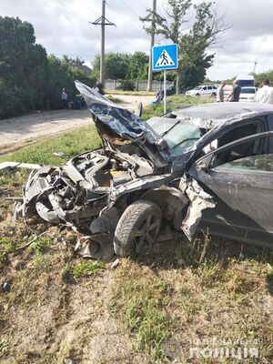 На Херсонщині водій іномарки протаранив автобусну зупинку в селі: загинула сім’я місцевих мешканців