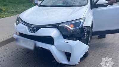 П'яна водійка протаранила тротуарне огородження у Львові (ФОТО)