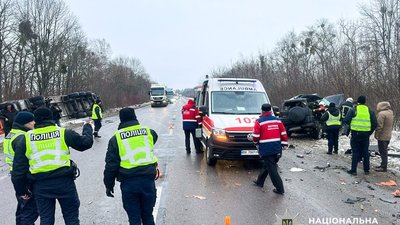 На трасі «Київ -Чоп» у Рівненській області сталася смертельна ДТП, на місці працюють поліцейські та рятувальники