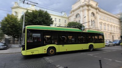 У Львові у поминальні дні до кладовищ курсує більше транспорту