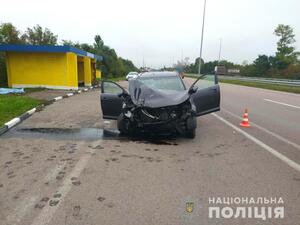 Вдарив себе ножем, а потім в’їхав у зупинку: поліція встановили обставини ДТП на трасі «Київ-Чоп» (фото, відео)