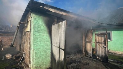 На Львівщині горів гараж