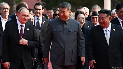 На параді з Путіним і Кімом Сі Цзіньпін заявив, що сьогодні світ стоїть перед “миром або війною”