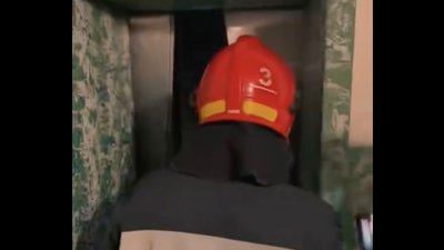 У Львові рятувальники визволили трьох чоловіків із ліфта (ВІДЕО)