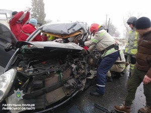 У результаті зіткнення легковика та вантажівки на трасі "Київ–Чоп", загинув водій одного із автомобіля