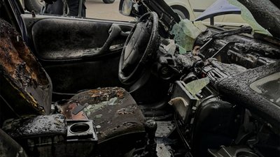 У Львові спалахнув припаркований автомобіль (ФОТО)