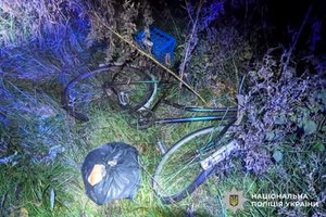 Фото: Поліція Рівненської області. Велосипед, який перебував біля пішоходів під час ДТП.