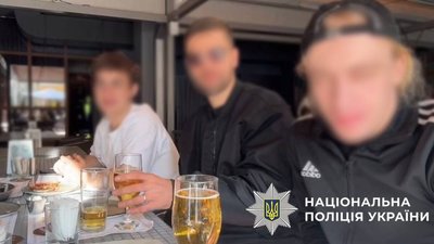 П’яні «блогери» зі зброєю: поліція Києва затримала стрімерів (ФОТО)