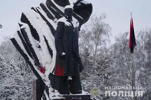 Поліція затримала молодиків, які облили пам’ятник Степану Бандері в Тернополі (ФОТО)