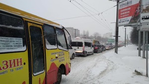 Сніговий транспортний колапс у Львові (фото, відео)