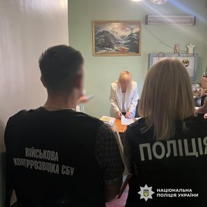 Фото: Національна поліція України. Правоохоронці проводять слідчі дії в медичному кабінеті.