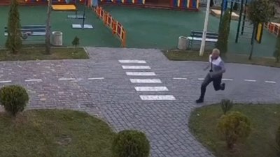 На Київщині камери зафіксували, як чоловік дивом вижив під час удару дронами