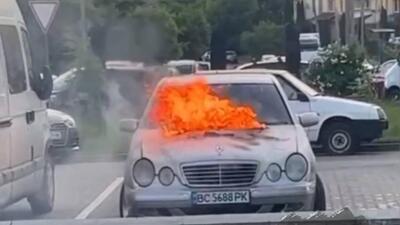 На Сихові загорівся припаркований на вулиці автомобіль (ФОТО)