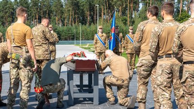 Уперше на Національному військовому кладовищі поховали захисника, чиє імʼя відоме