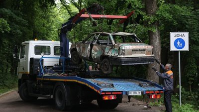 У Львові з вулиць сьогодні забрали на арештмайданчик покинуті автівки (ФОТО)