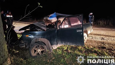 На Львівщині водій автомобіля врізався у дерево: один загинув, троє травмувалися (ФОТО)