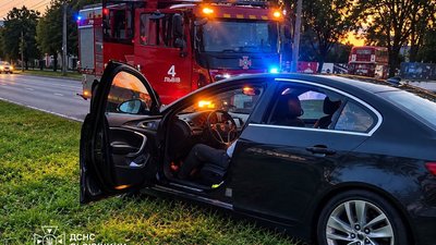 У Львові водієві стало зле за кермом під час руху: чоловіка без свідомості знайшли в авто