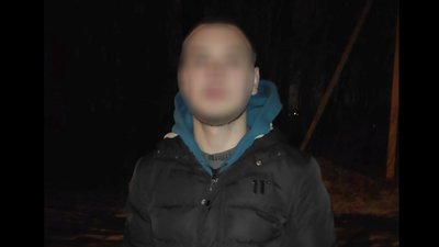 У Львові 19-річний молодик у масці погрожував продавчині пістолетом