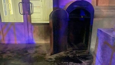 У Києві молодик, думаючи, що допомагає СБУ, спалив поштомат «Укрпошти»