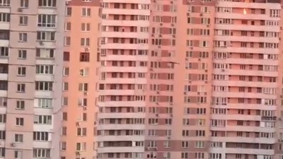 Російський дрон влетів у київську багатоповерхівку: момент удару потрапив на відео