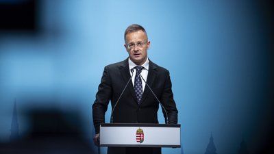 Сіярто підтримав нелегальний виїзд українських чоловіків за кордон