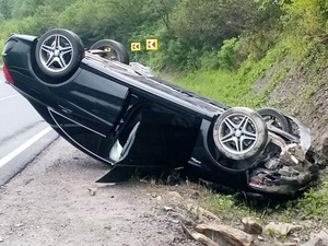 На Львівщині через слизьку дорогу перевернулося авто (фото)