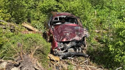 На Прикарпатті автомобіль злетів в обрив, загинули троє людей