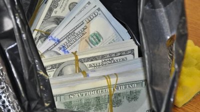 Слідчий з Тернопільщини клопотав, щоб взяли під варту адвоката, який хотів дати 1 мільйон доларів хабара главку Нацполіції