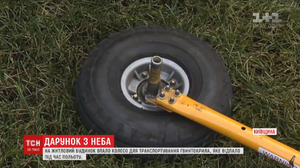 На Київщині на дах будинку впало колесо від вертольота (відео)