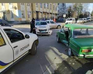 У Самборі відбулась ДТП з участю автомобіля поліції (відео, фото)