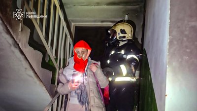 Під час пожежі на Сихові за допомогою спецпристроїв із верхніх поверхів рятували мешканців: є загиблий і травмована (ФОТО, ВІДЕО)