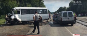 На Буковині водій маршрутки заснув за кермом та протаранив легковик: подробиці (фото)