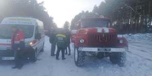 У Червоноградському районі надзвичайники допомогли дістатись медикам до чоловіка, який потребував допомоги (фото)