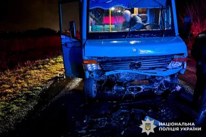 Фото: Поліція Рівненської області. Пошкоджена маршрутка після зіткнення з легковим автомобілем.