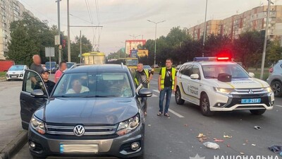 Автомобіль збив чоловіка і жінку: поліція розповіла подробиці смертельного наїзду у Львові