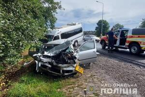 На Тернопільщині сталаяся мсштабна ДТП автобуса та легковика (ФОТО)