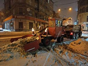 У ніч проти 11 лютого на вулицях Львова працювало 135 одиниць снігоприбиральної техніки (фото)