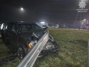 П’яний 44-річний львів’янин розтрощив свій "Volvo" та зніс відбійник (фото)