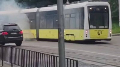 У Львові на зупинці загорілася трамвайна колія (ВІДЕО)