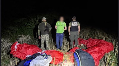 Прикордонники затримали чоловіка, який намагався перетнути кордон на параплані