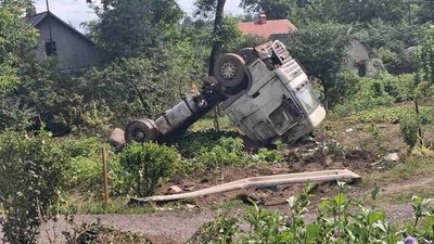 На Львівщині перекинулася вантажівка (ФОТО, ВІДЕО)
