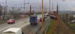 Відео моменту: у Дніпрі внаслідок ДТП з моста впала автівка (ВІДЕО)