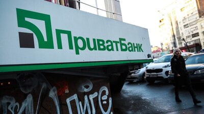 Жінка відсудила у «ПриватБанку» велику суму грошей через шахрайські дії