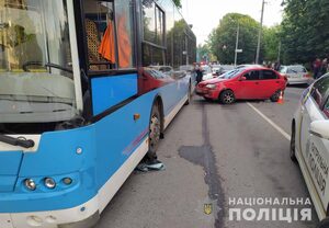 У Вінниці зіткнулися  5 автомобілів, мопед і тролейбус, постраждали двоє неповнолітніх (ФОТО)