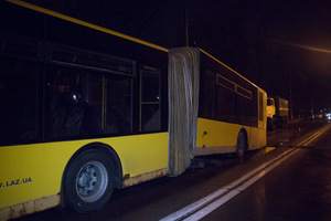 У Києві на шматки розвалився автобус: інцидент трапився після наїзду на "лежачого поліцейського" (фото, відео)