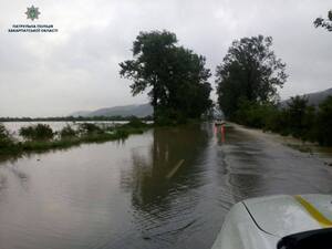 Водіям на замітку: злива підтопила частину траси "Мукачево–Рогатин" на Закарпатті  (фото)