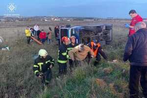 Поблизу Тернополя перекинувся рейсовий автобус: багато травмованих (ФОТО)