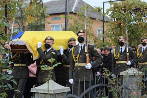 Янголом полетів у небо: Львівщина прощається з курсантом, який загинув під Чугуєвом (фото, відео)