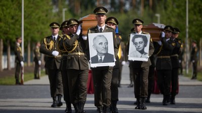 Зеленський узяв участь у церемонії перепоховання Андрія Мельника та його дружини Софії Федак-Мельник